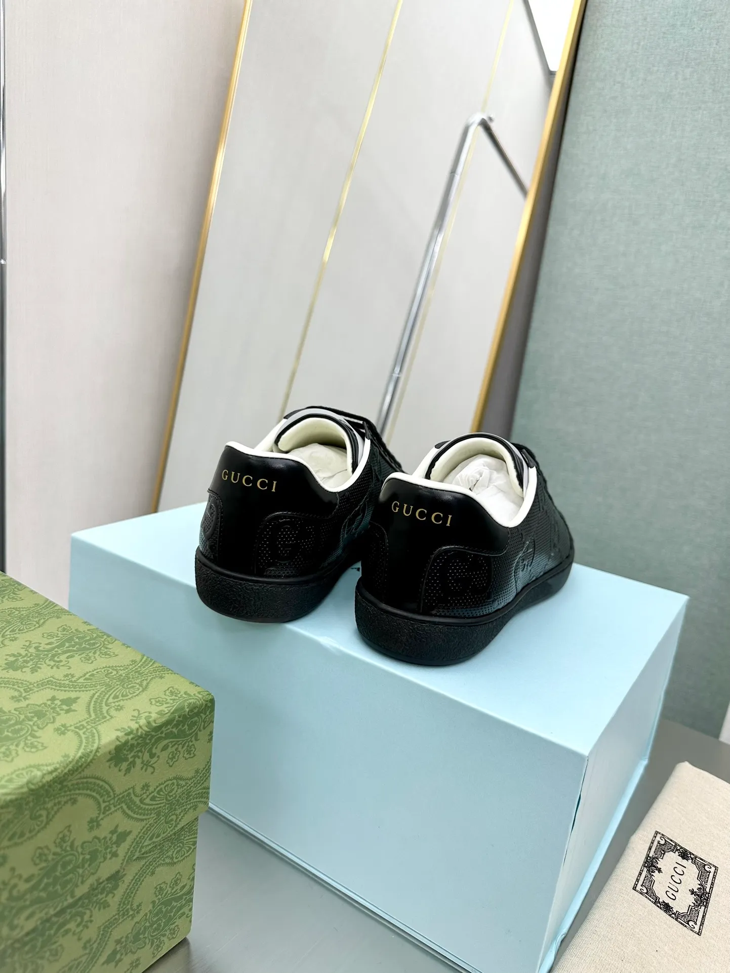👟👟Ex-factory price 540👟👟 Men's size +10 Top version: Gucci G family classic Ace series Embroidery Little Bee White Shoes Couple Style Ribbon Love Casual Sports Shoes Sneakers Original Purchase Development Production This brand's classic low-top sports shoes interweave golden embroidered bees with red and green webbing. The bee is a classic element of the brand. It appeared in the Gucci ready-to-wear series in the 1970s. Exquisite packaging at the delivery counter🛍📦 ▪️Fabrics: Original custom imported first-layer cowhide ▪️Foots: Original custom cowhide lining ▪️Sole: Original open-molded rubber non-slip material ▪️Sole thickness: 2.5CM ▪️Size: Women's 34-41 (customized 34/41) ▪️Size: Men's 38-46 (38/46 customized)